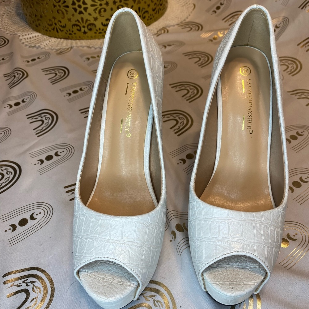 White Heels Elegant Peep-Toe Design